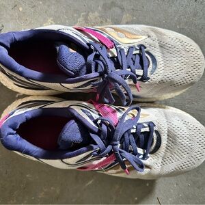 Saucony Gray and Pink Sneakers with Breathable Mesh